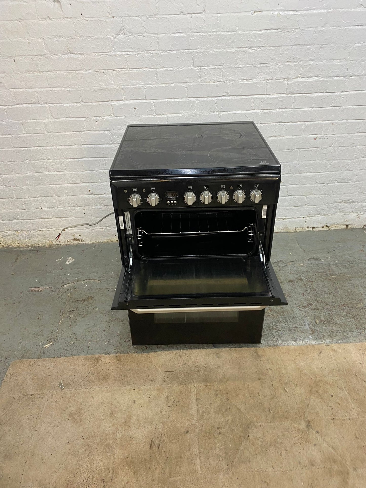 Beautiful Indesit Black 60CM Ceramic Electric Cooker With Oven/Grill For Sale