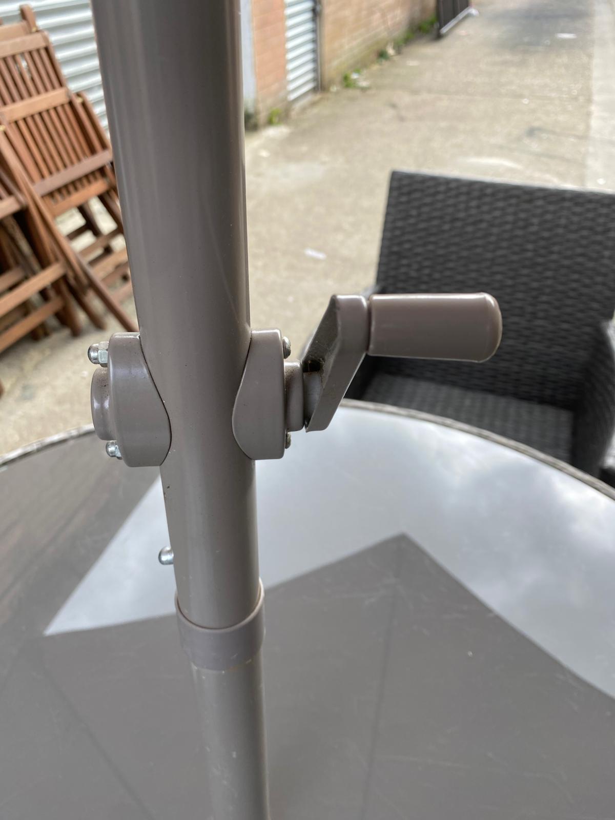 ✅🚐🚐Beautiful Rattan Table With 4 Chairs And Automatic Umbrella For Sale