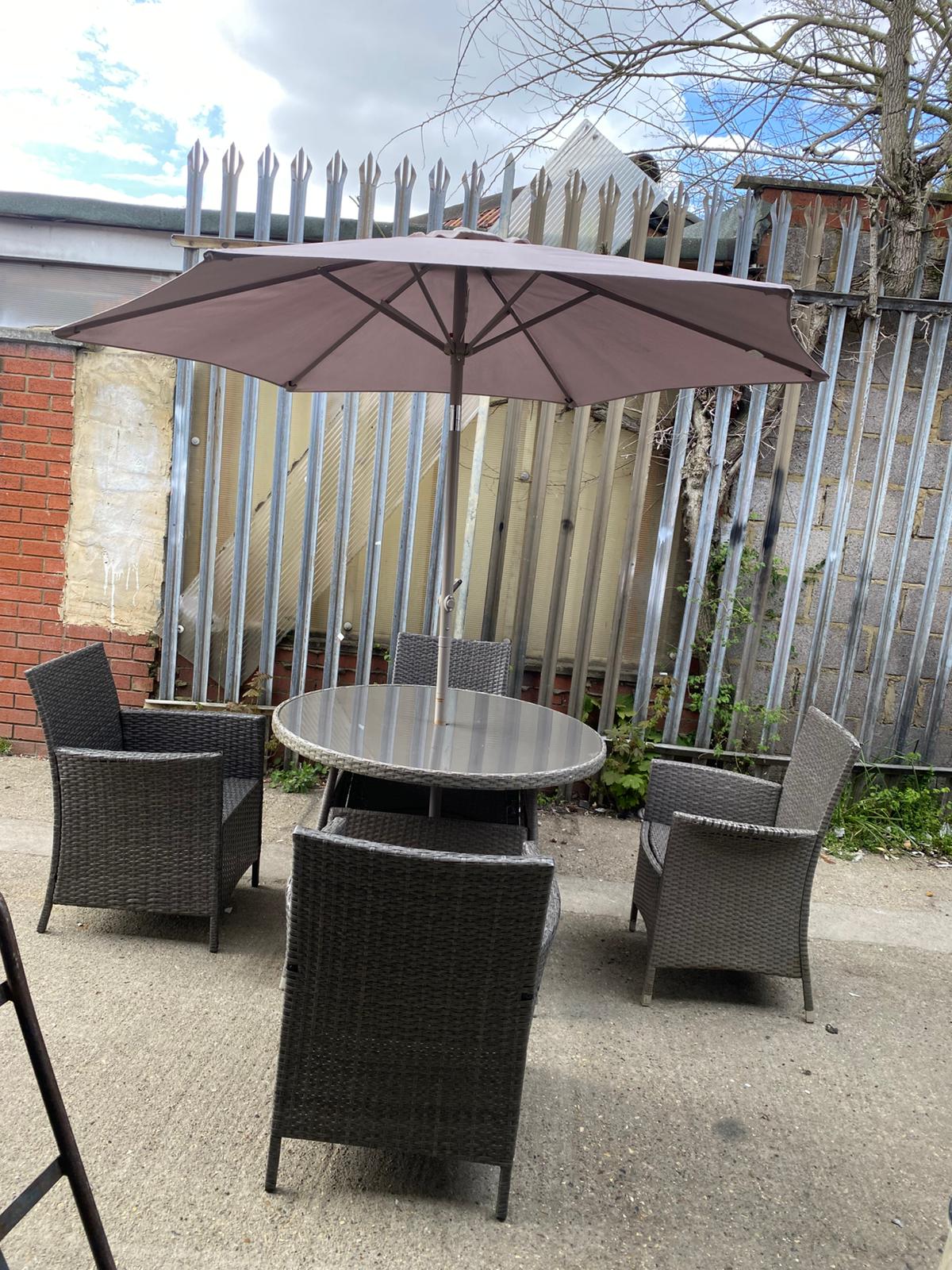 ✅🚐🚐Beautiful Rattan Table With 4 Chairs And Automatic Umbrella For Sale