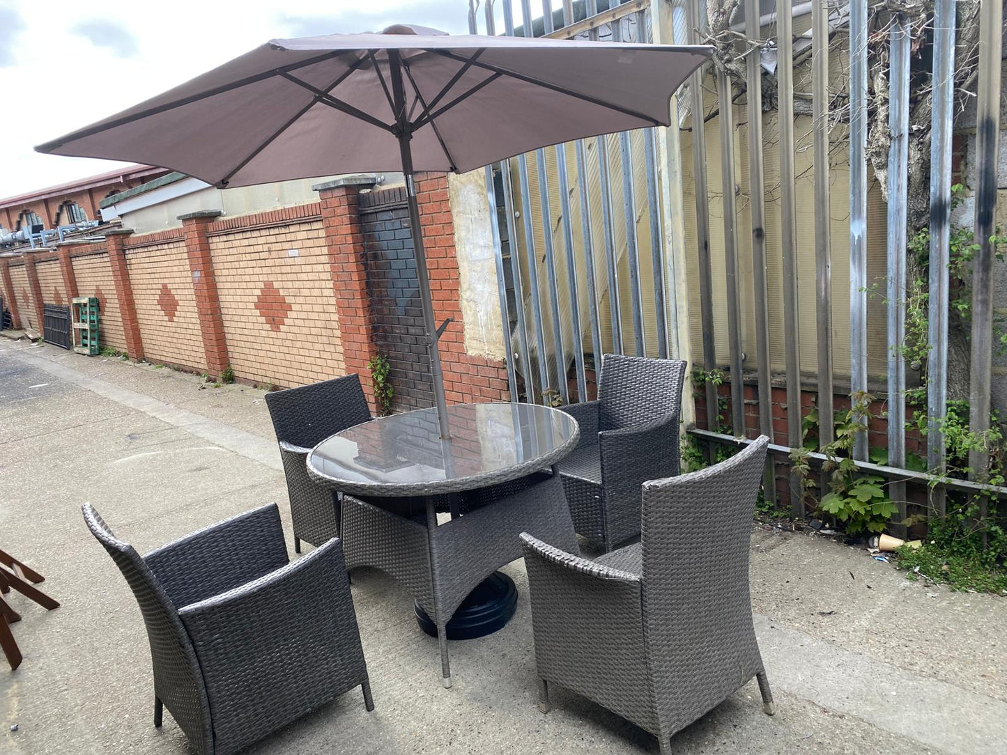 ✅🚐🚐Beautiful Rattan Table With 4 Chairs And Automatic Umbrella For Sale
