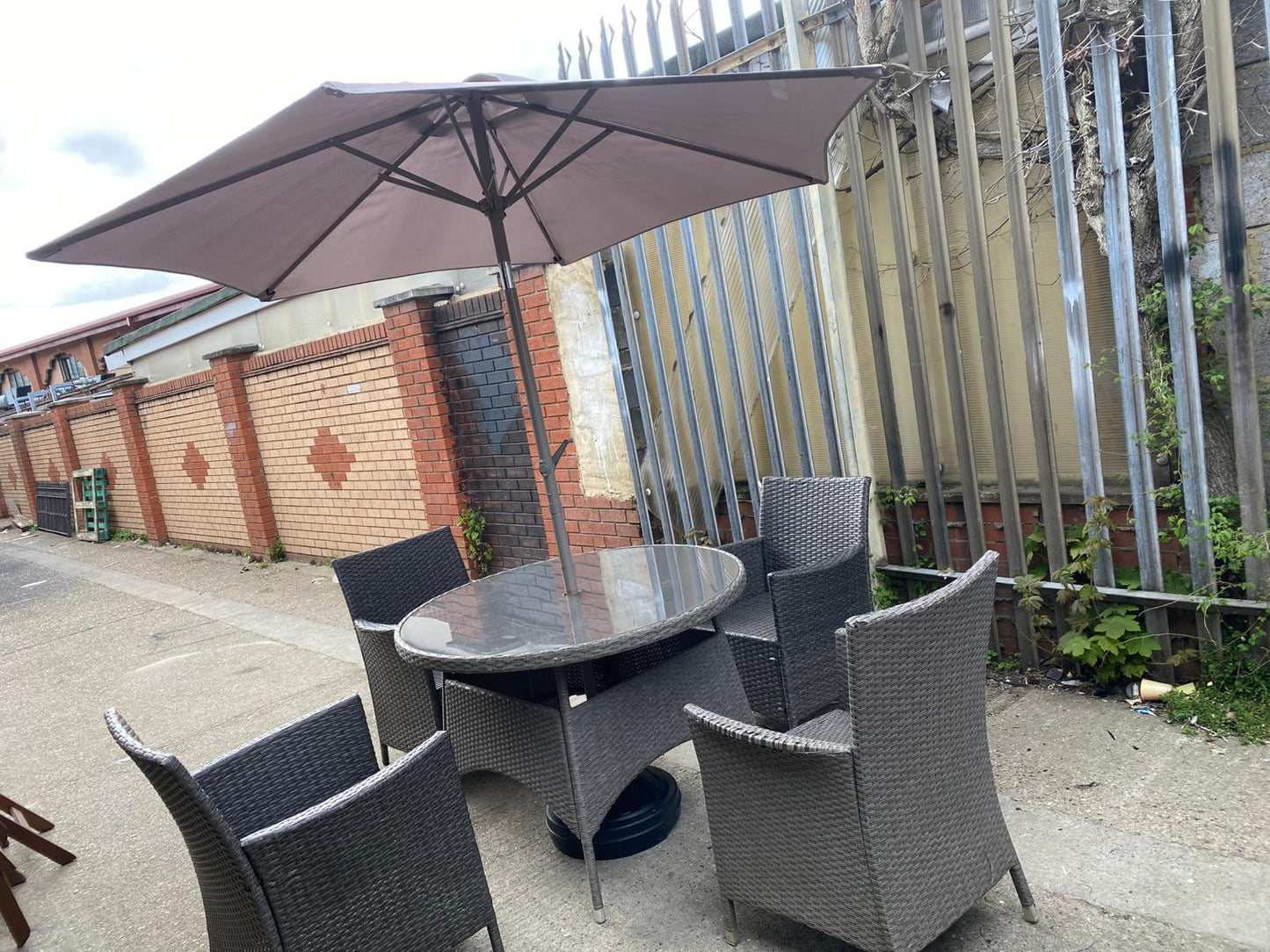 ✅🚐🚐Beautiful Rattan Table With 4 Chairs And Automatic Umbrella For Sale