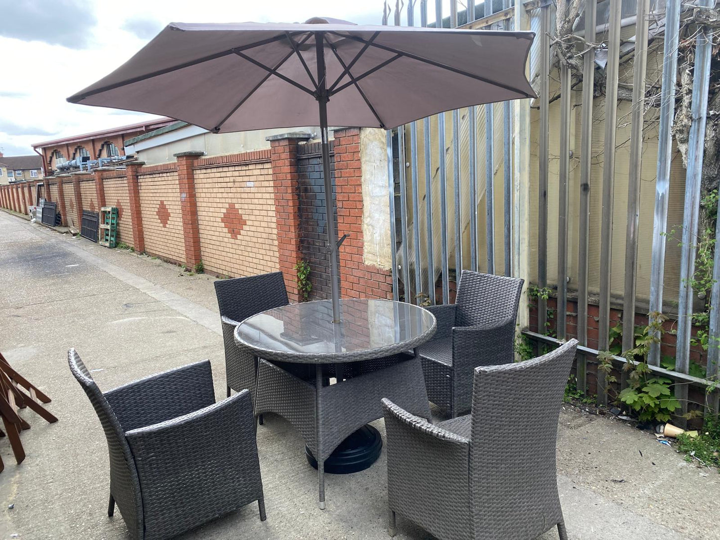 ✅🚐🚐Beautiful Rattan Table With 4 Chairs And Automatic Umbrella For Sale