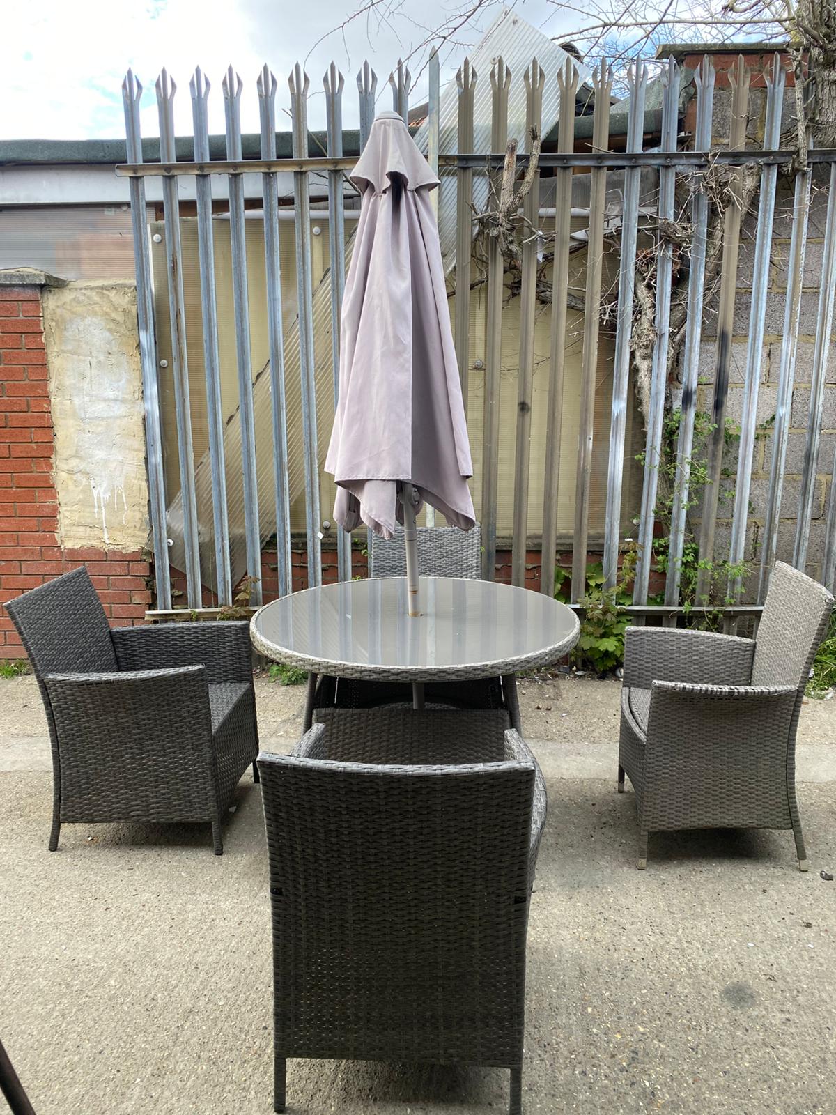✅🚐🚐Beautiful Rattan Table With 4 Chairs And Automatic Umbrella For Sale