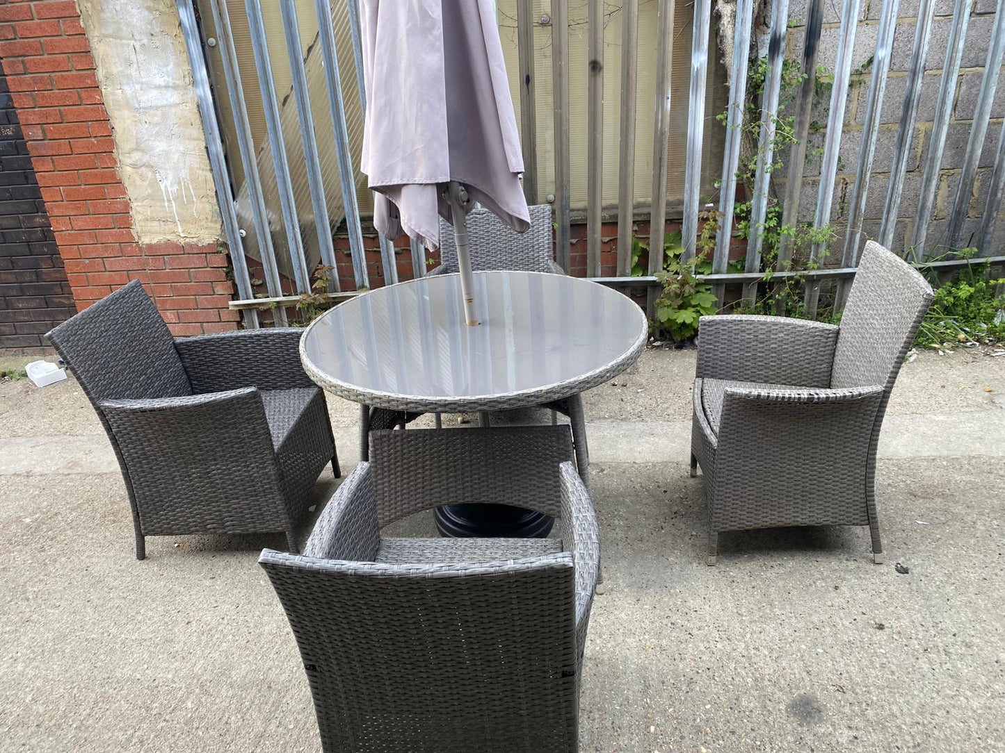✅🚐🚐Beautiful Rattan Table With 4 Chairs And Automatic Umbrella For Sale