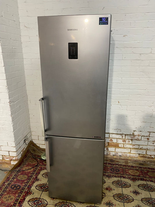 🚐🚐Beautiful Samsung Digital Inverter Fridge Freezer For Sale