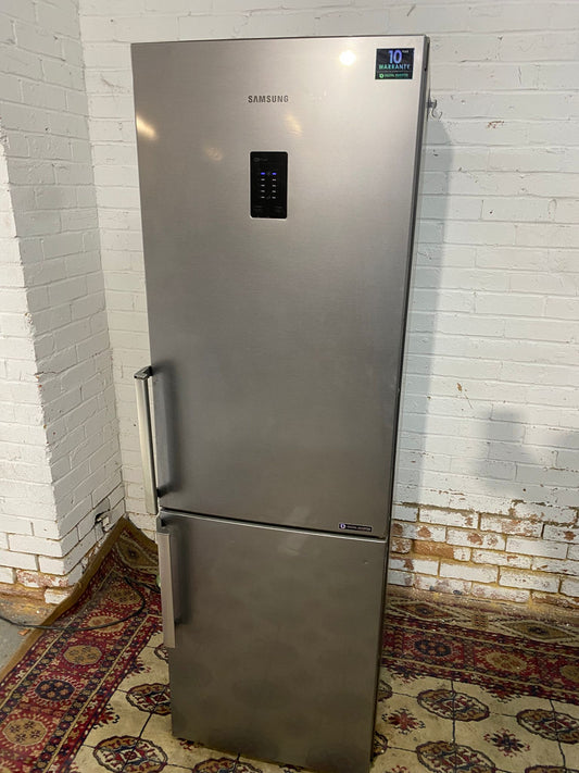 🚐🚐Beautiful Samsung Digital Inverter Fridge Freezer For Sale