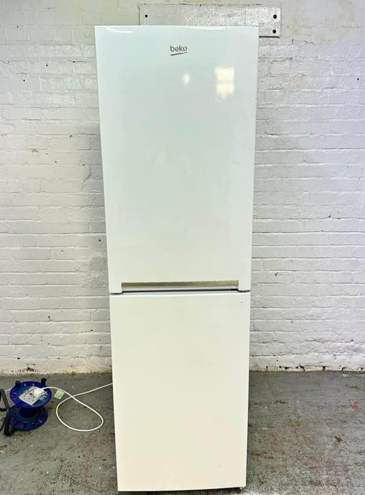 🚐🚐Beautiful Beko 50/50 Fridge Freezer For Sale