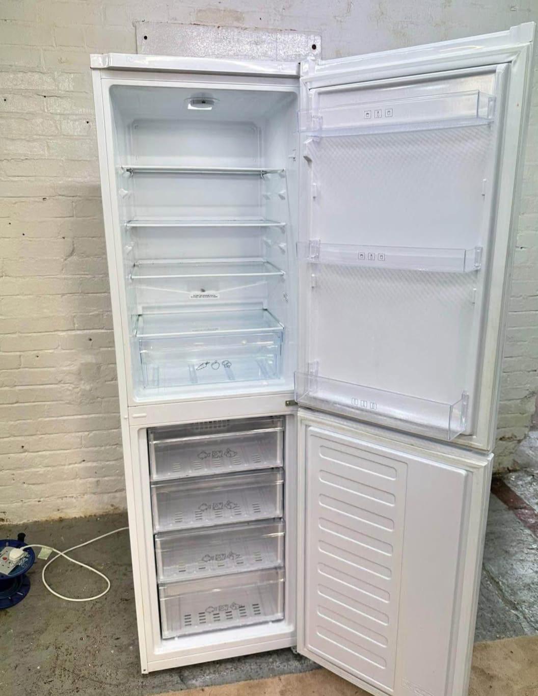 🚐🚐Beautiful Beko 50/50 Fridge Freezer For Sale