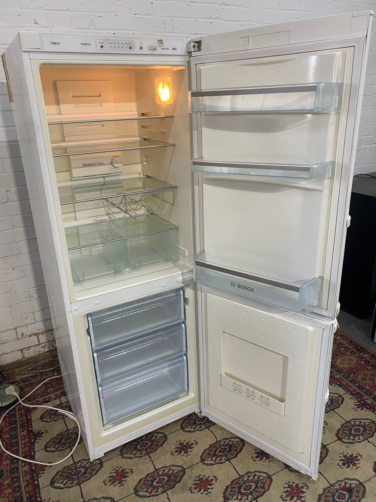 🚐🚐Beautiful Bosch Fridge Freezer For Sale