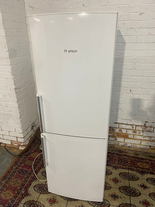 🚐🚐Beautiful Bosch Fridge Freezer For Sale