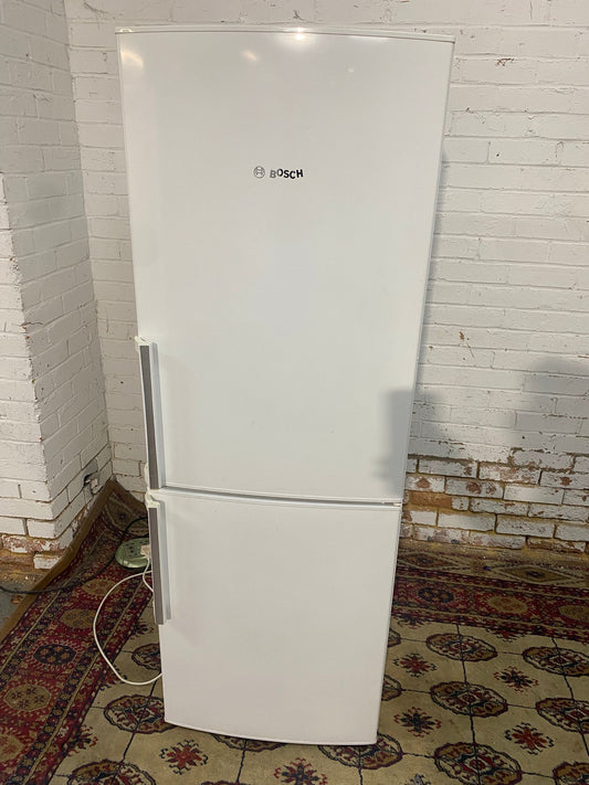 🚐🚐Beautiful Bosch Fridge Freezer For Sale