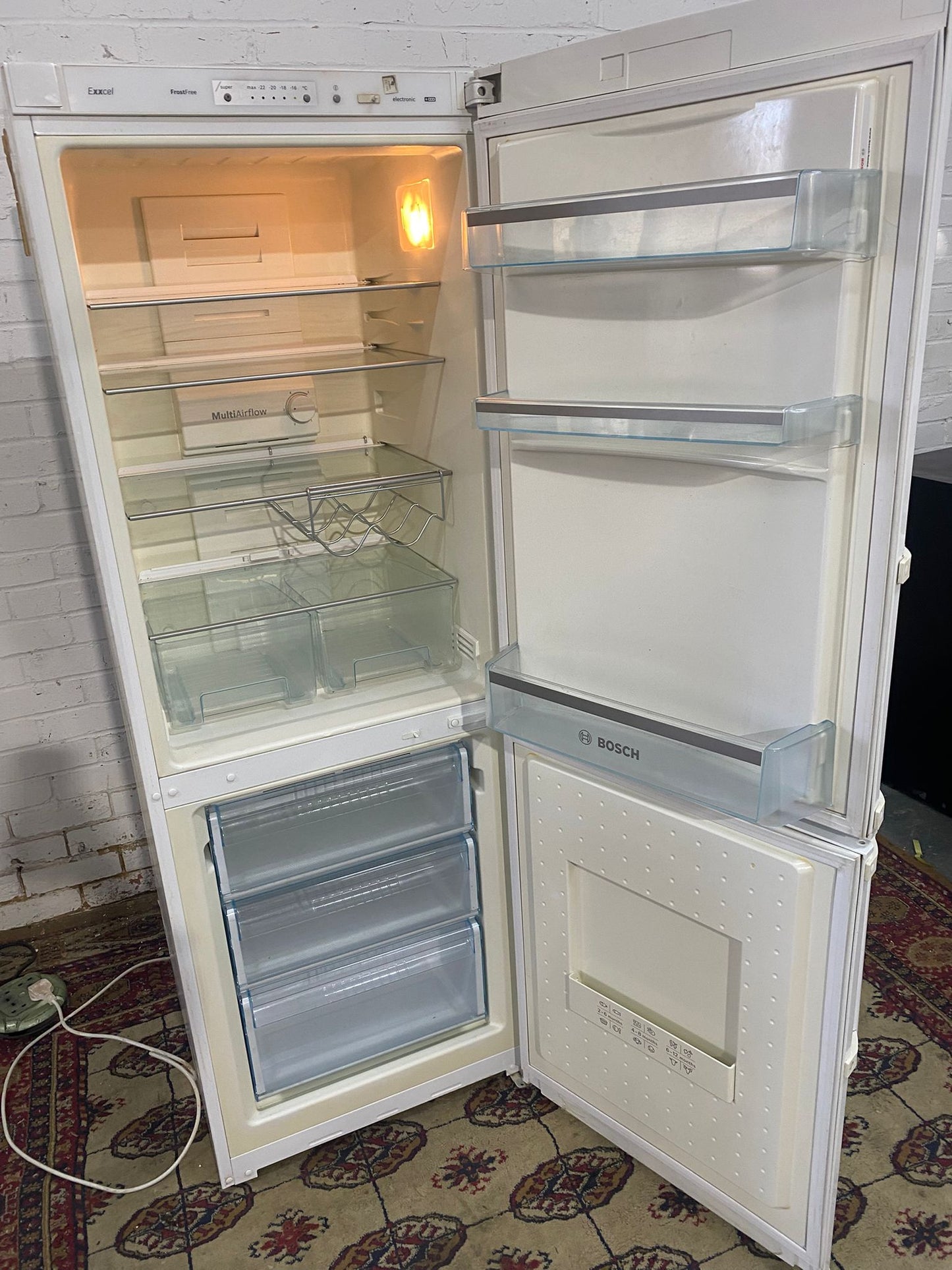 🚐🚐Beautiful Bosch Fridge Freezer For Sale