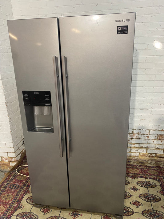 🚐🚐Beautiful Samsung Grey Plumb In American Fridge Freezer For Sale