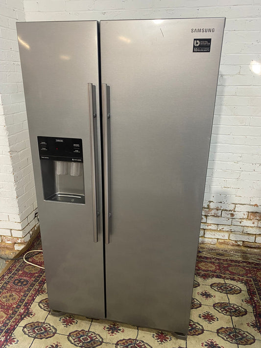 🚐🚐Beautiful Samsung Grey Plumb In American Fridge Freezer For Sale