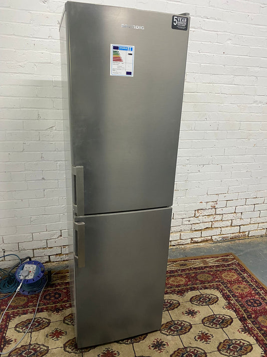 🚐🚐Beautiful Grundin Stainless Steel 50/50 Fridge Freezer For Sale