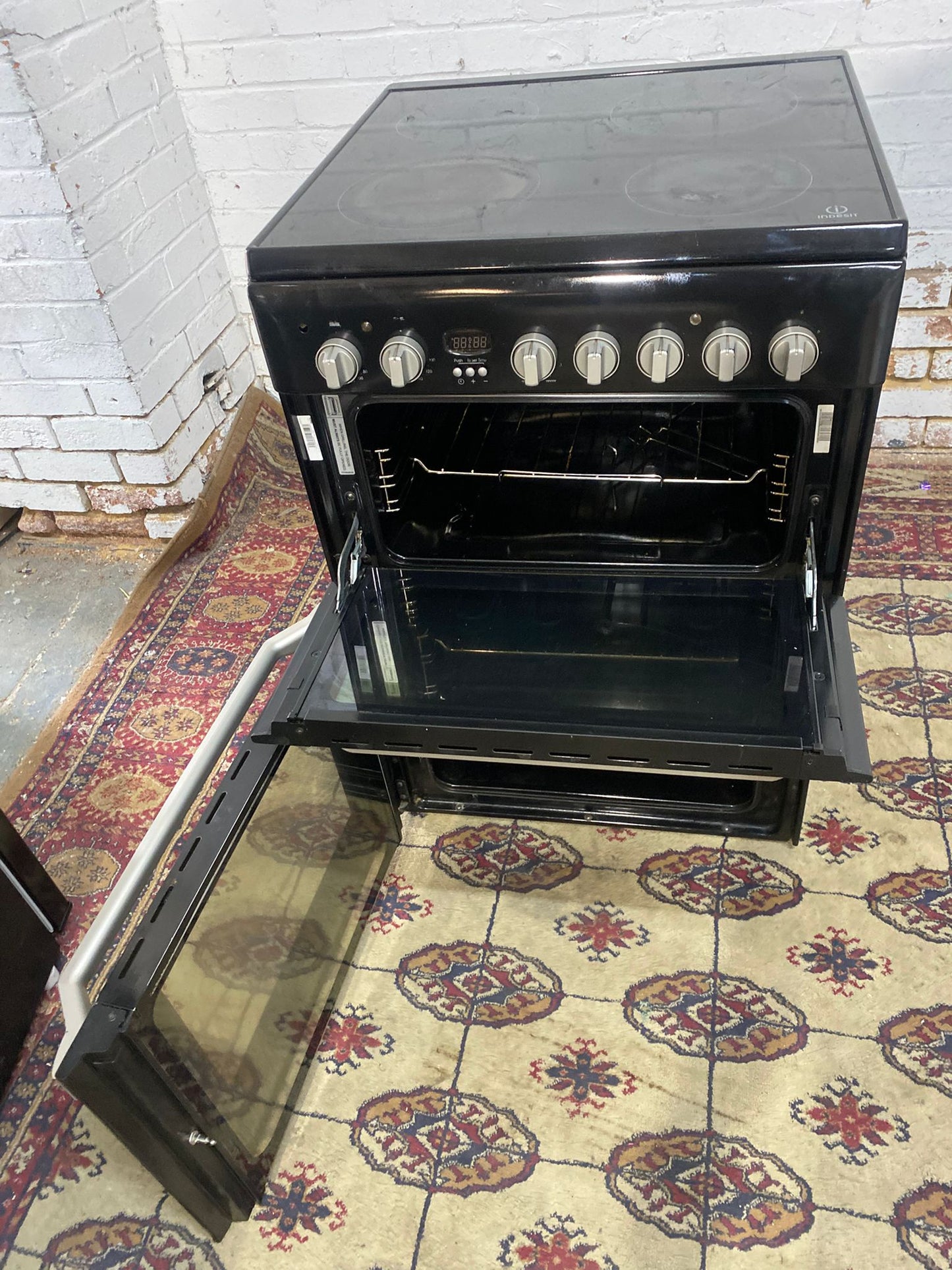 ✅🚐Beautiful Indesit Black 60CM Electric Ceramic Cooker With  Oven/Grill For Sale