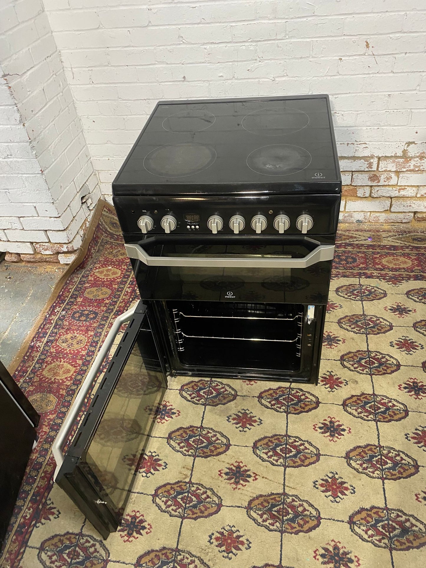✅🚐Beautiful Indesit Black 60CM Electric Ceramic Cooker With  Oven/Grill For Sale