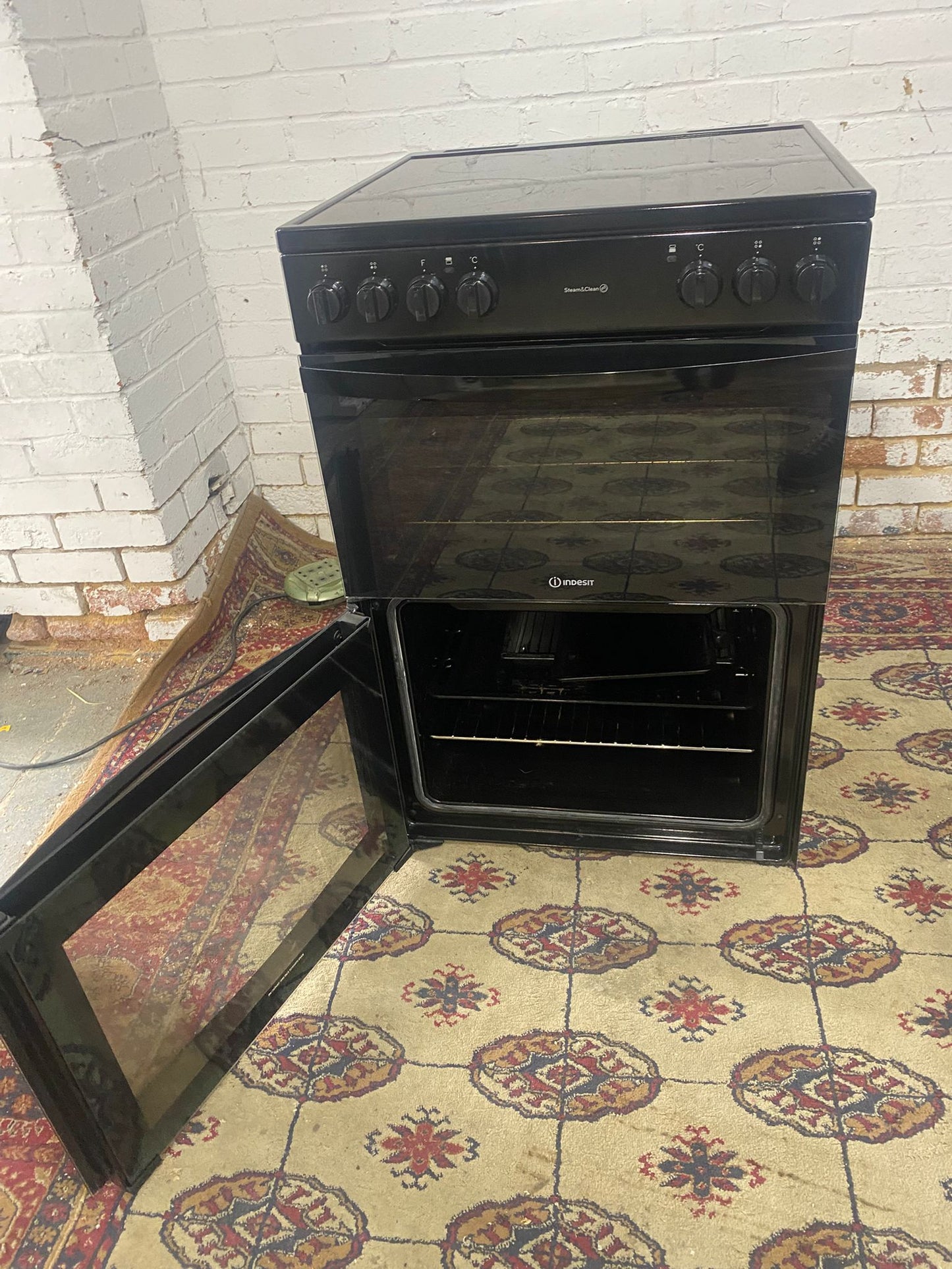 ✅🚐Beautiful Almost New Indesit Black 60CM Electric Ceramic Cooker With Oven/Grill For Sale