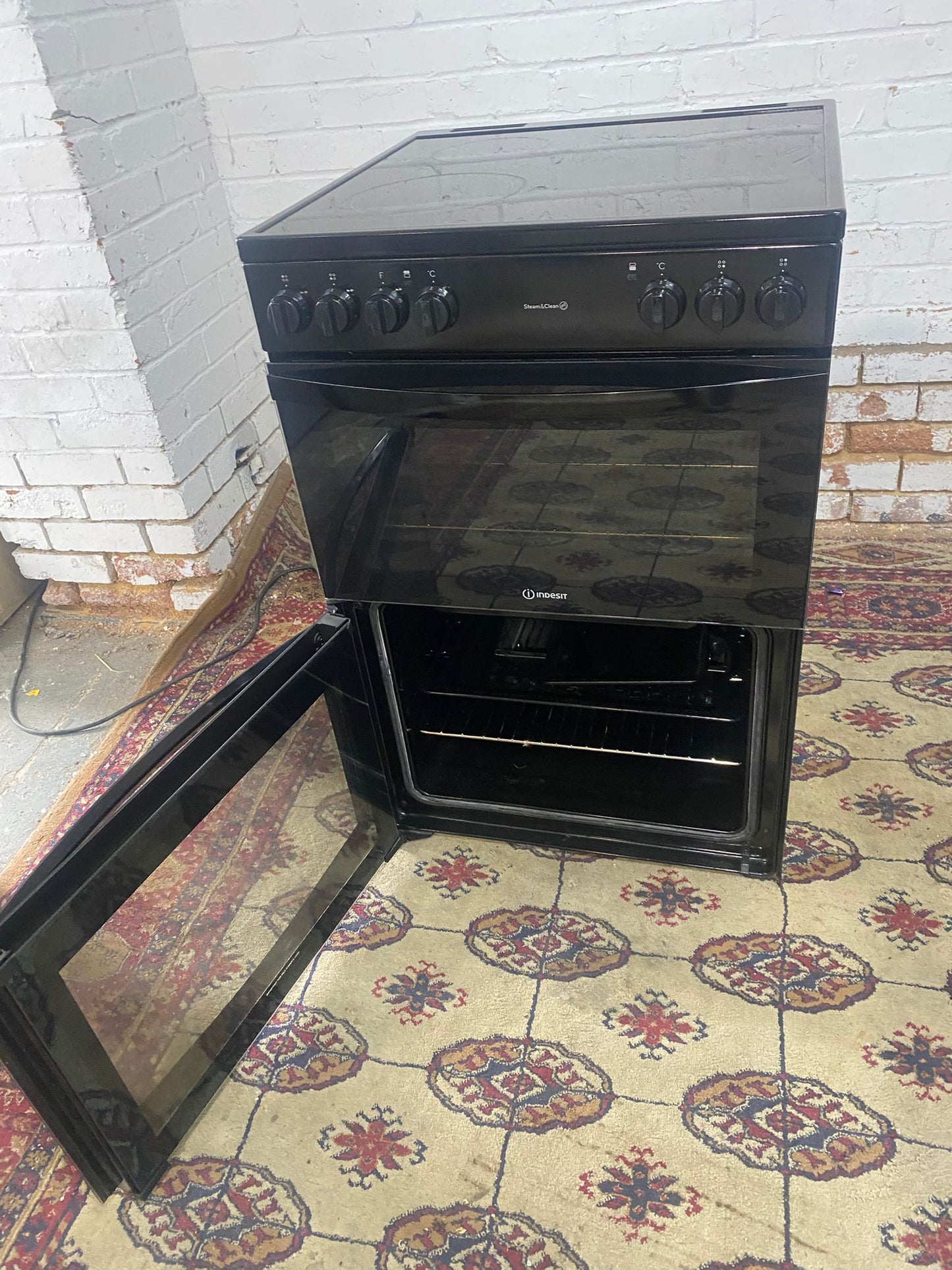 ✅🚐Beautiful Almost New Indesit Black 60CM Electric Ceramic Cooker With Oven/Grill For Sale