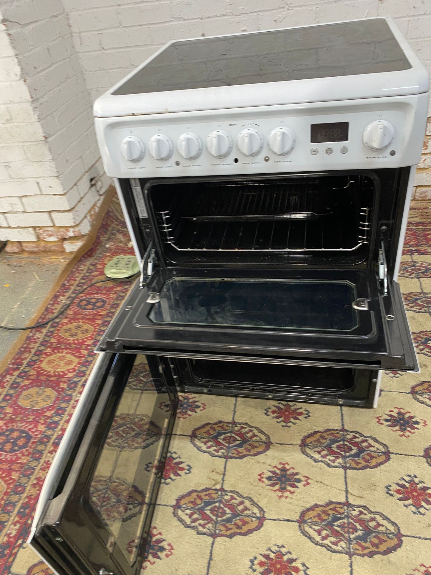 Hotpoint White 60CM Electric Ceramic Cooker With Oven/Grill For Sale