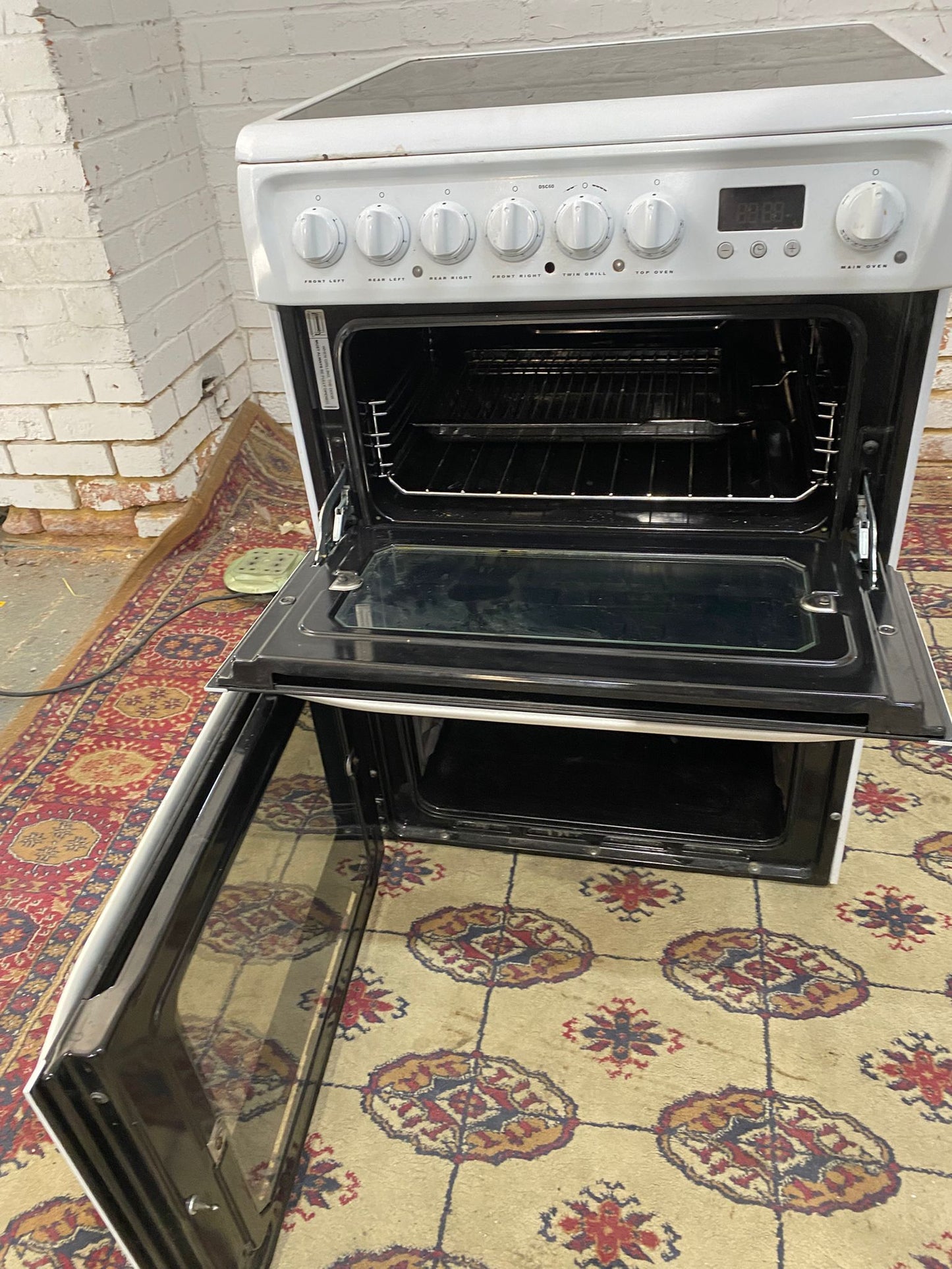Hotpoint White 60CM Electric Ceramic Cooker With Oven/Grill For Sale