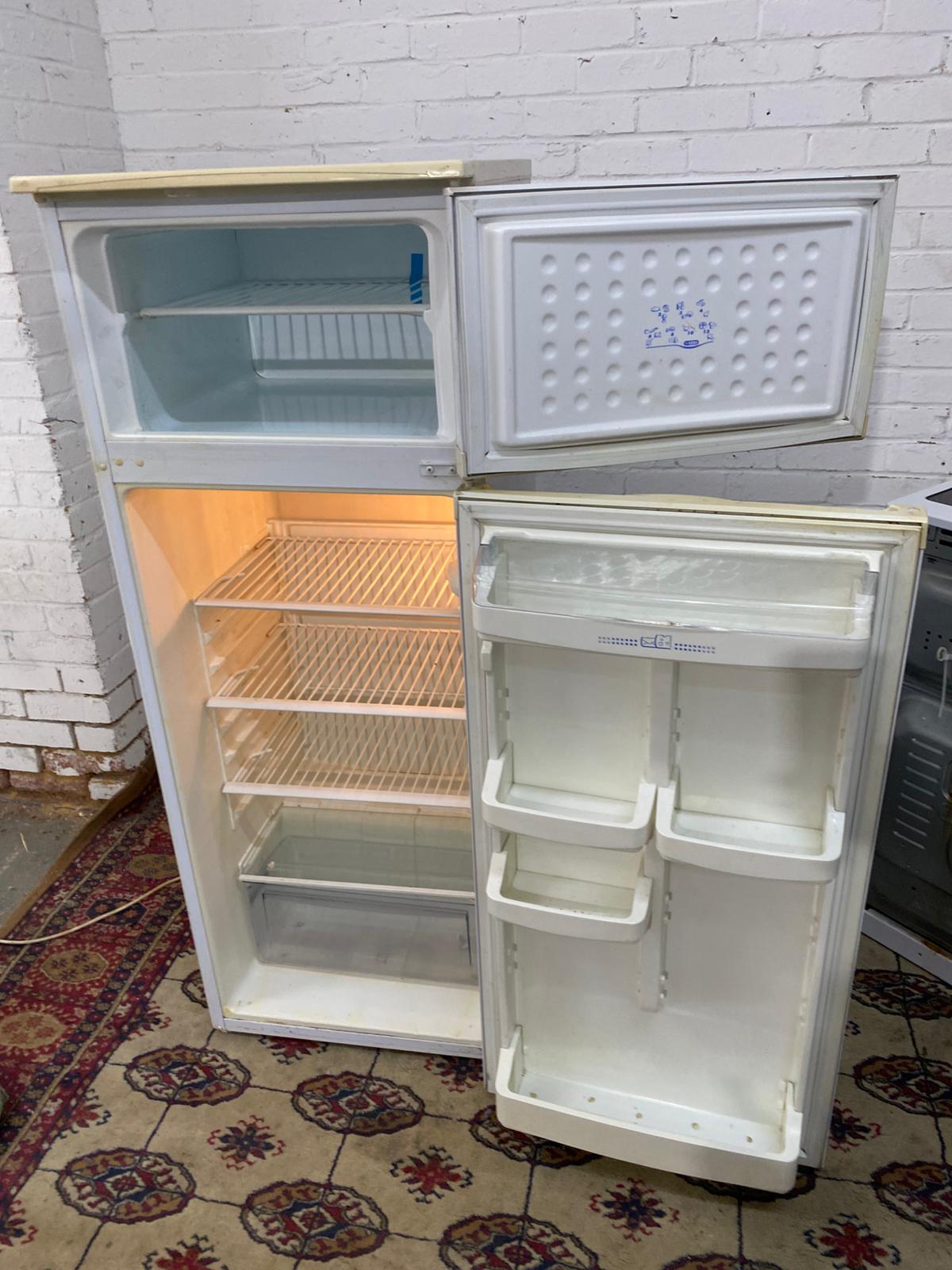 ✅🚐HotPoint Fridge & Freezer On Top For Sale