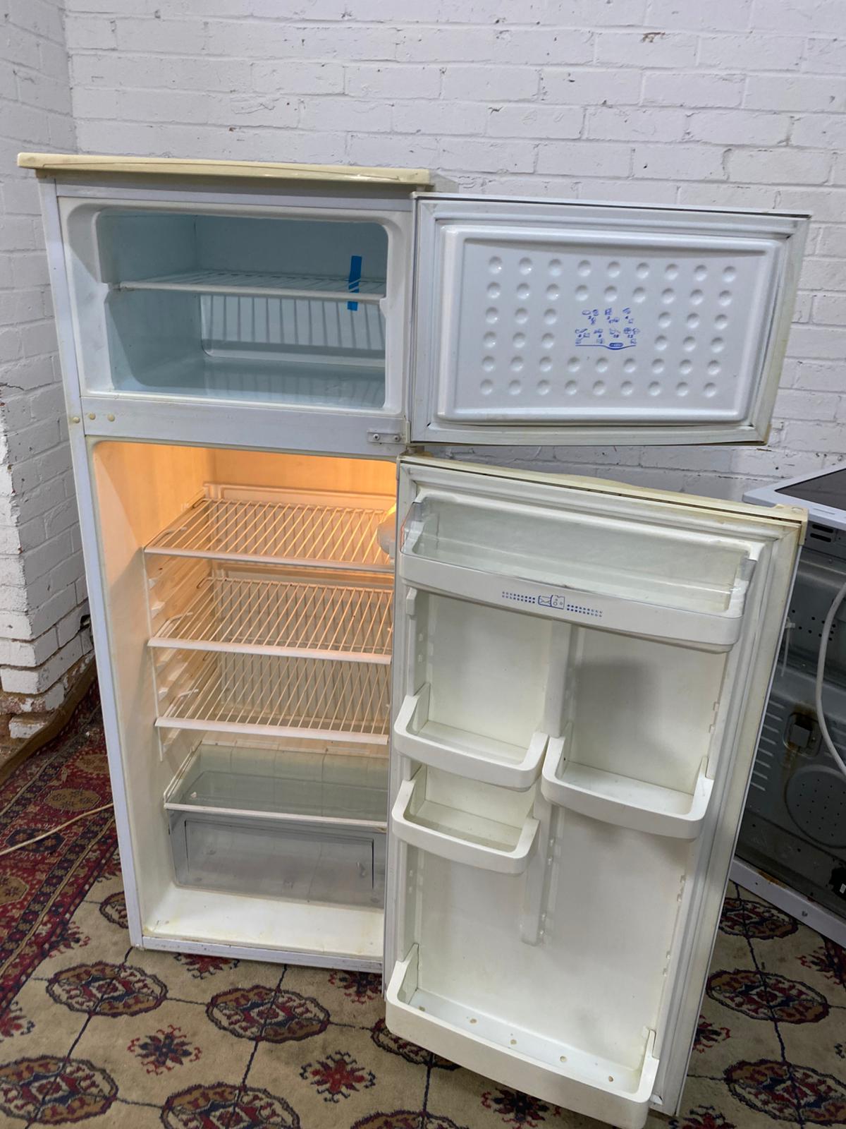 ✅🚐HotPoint Fridge & Freezer On Top For Sale