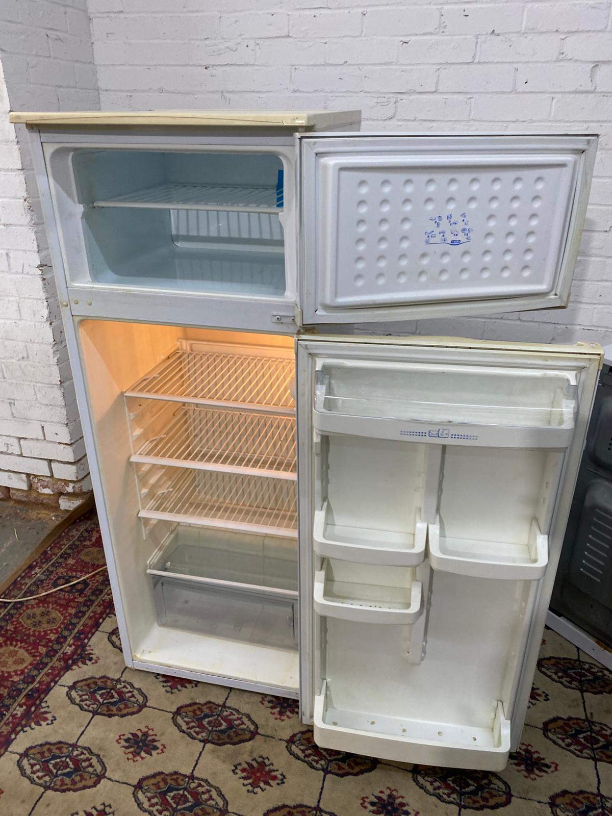 ✅🚐HotPoint Fridge & Freezer On Top For Sale