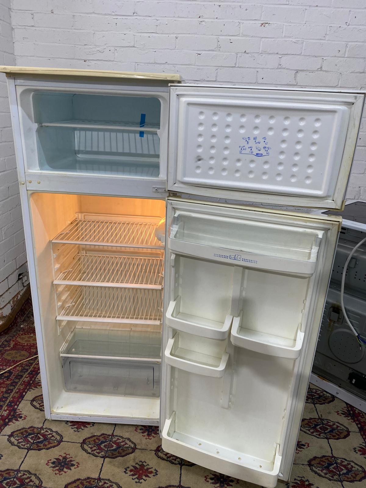✅🚐HotPoint Fridge & Freezer On Top For Sale