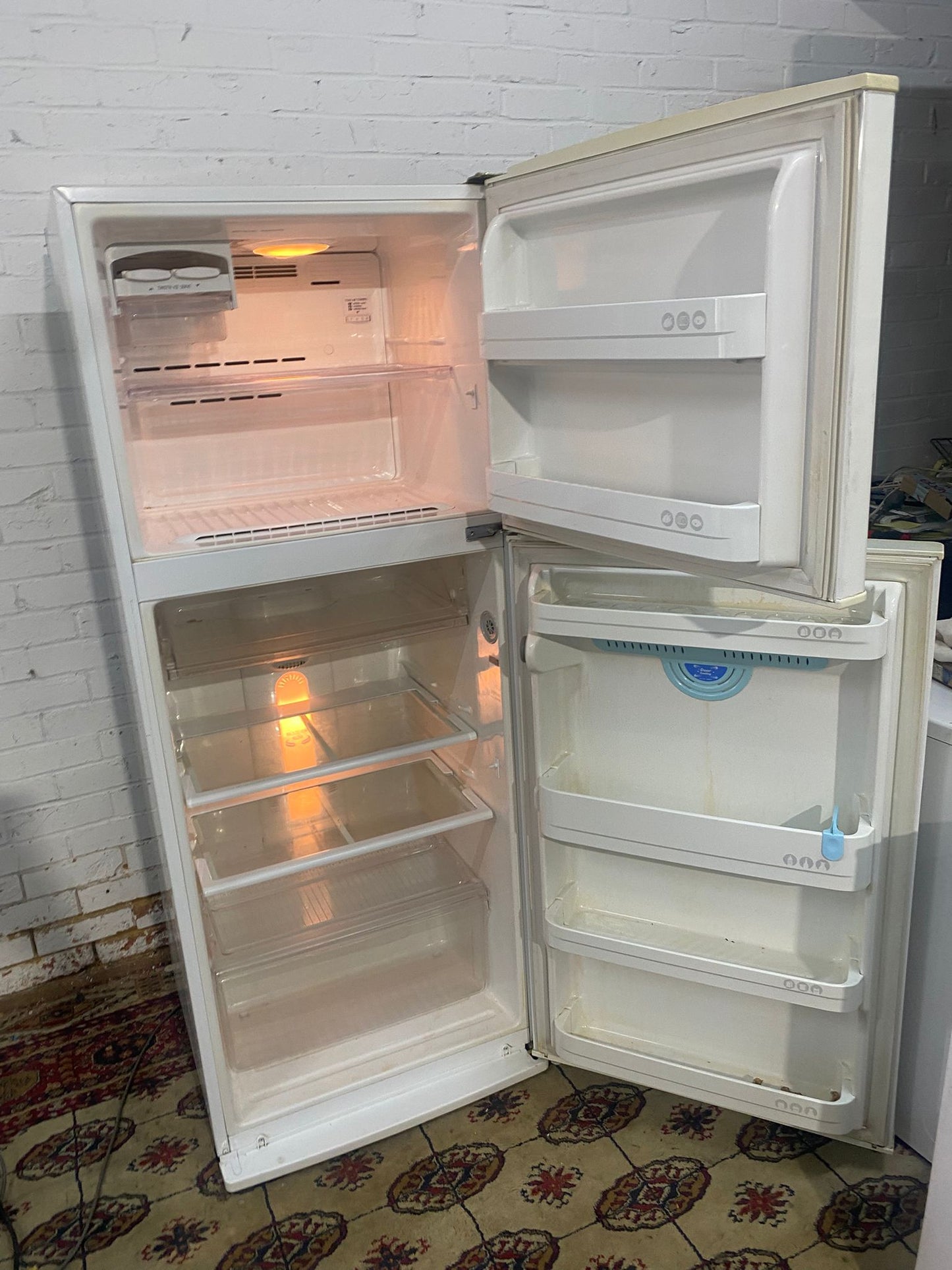Beautiful LG Fridge & Freezer On Top For Sale