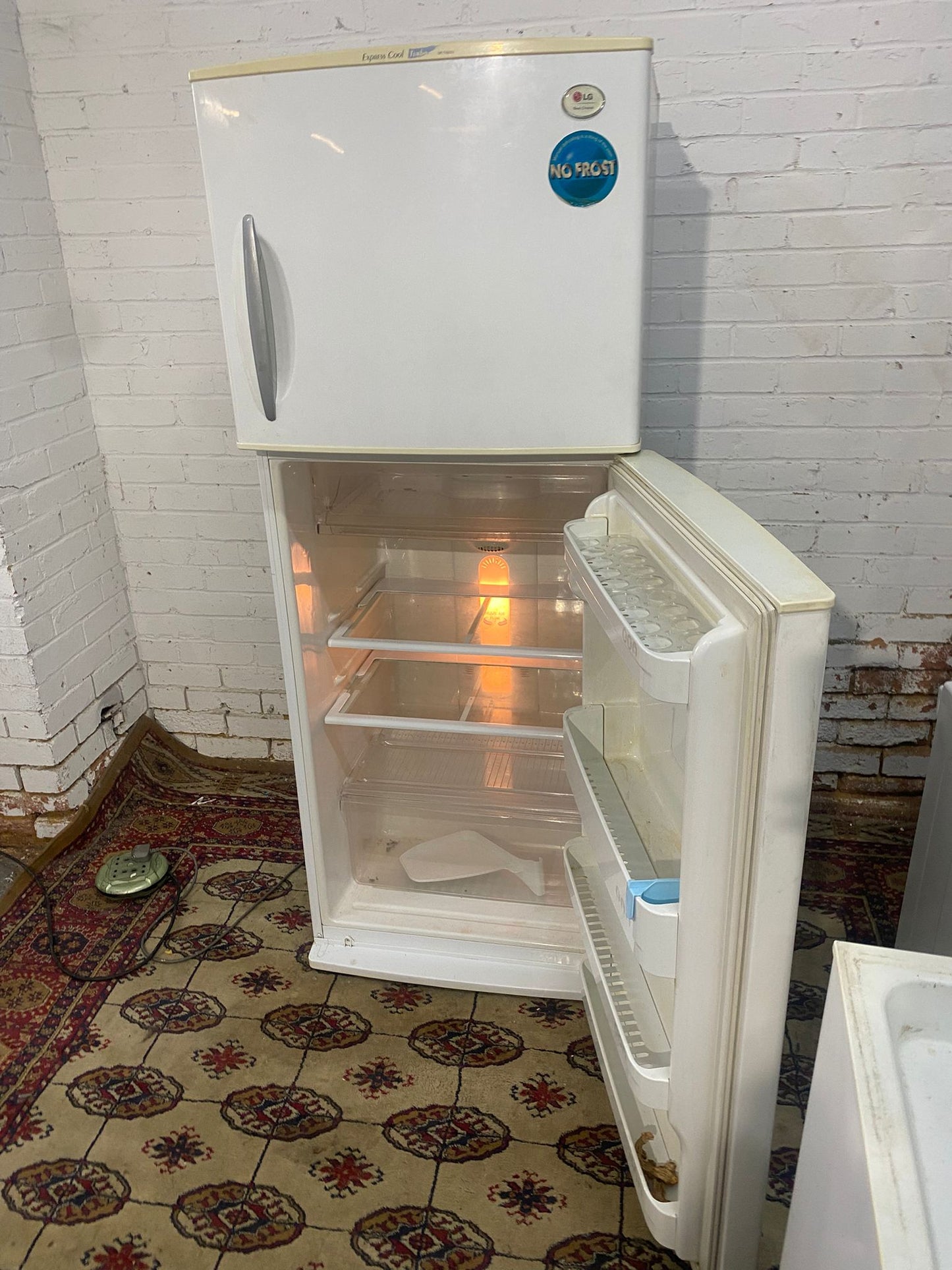 Beautiful LG Fridge & Freezer On Top For Sale