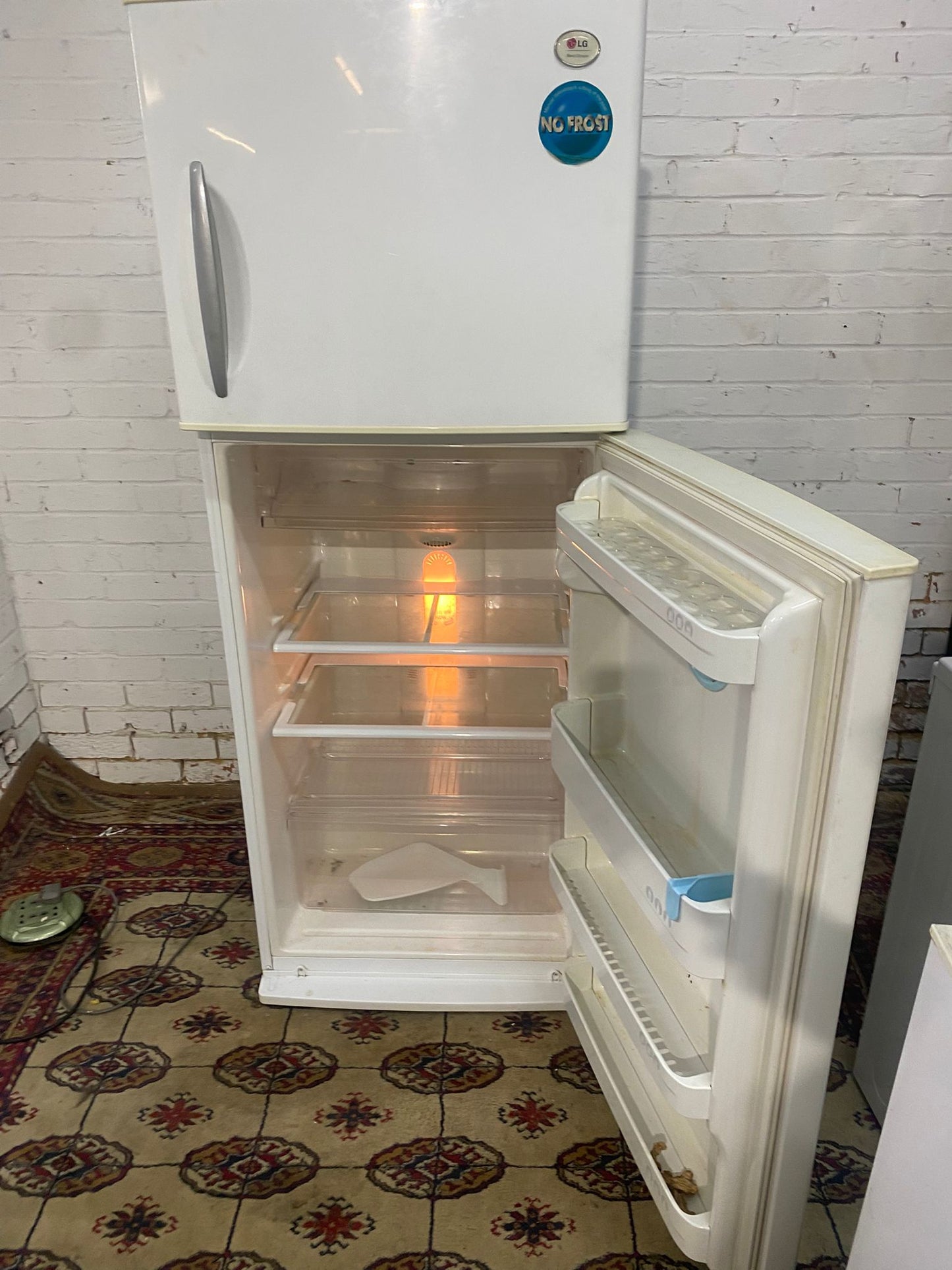 Beautiful LG Fridge & Freezer On Top For Sale