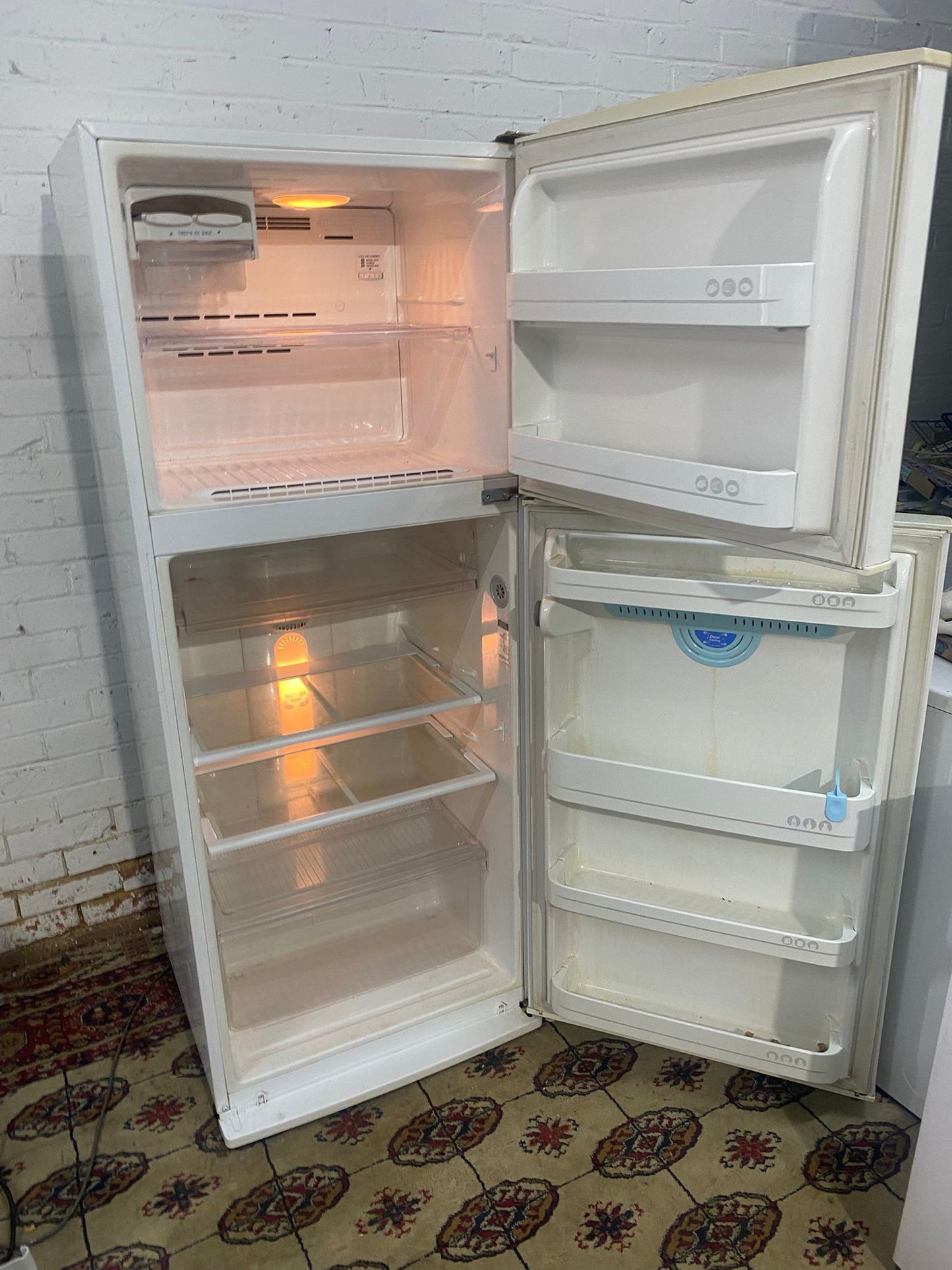 Beautiful LG Fridge & Freezer On Top For Sale