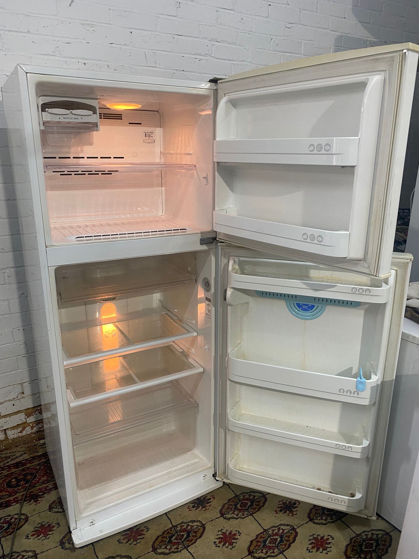 Beautiful LG Fridge & Freezer On Top For Sale