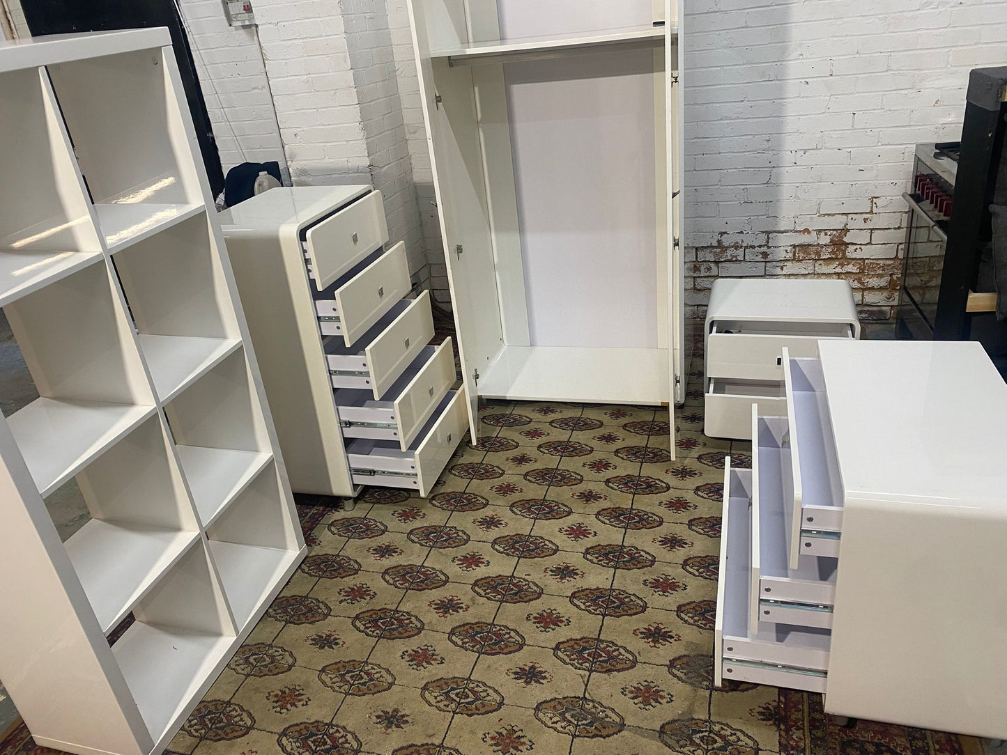 🚚FREE DELIVERY Beautiful Premium High Quality Gloss 5 Pieces BedRoom Set For Sale