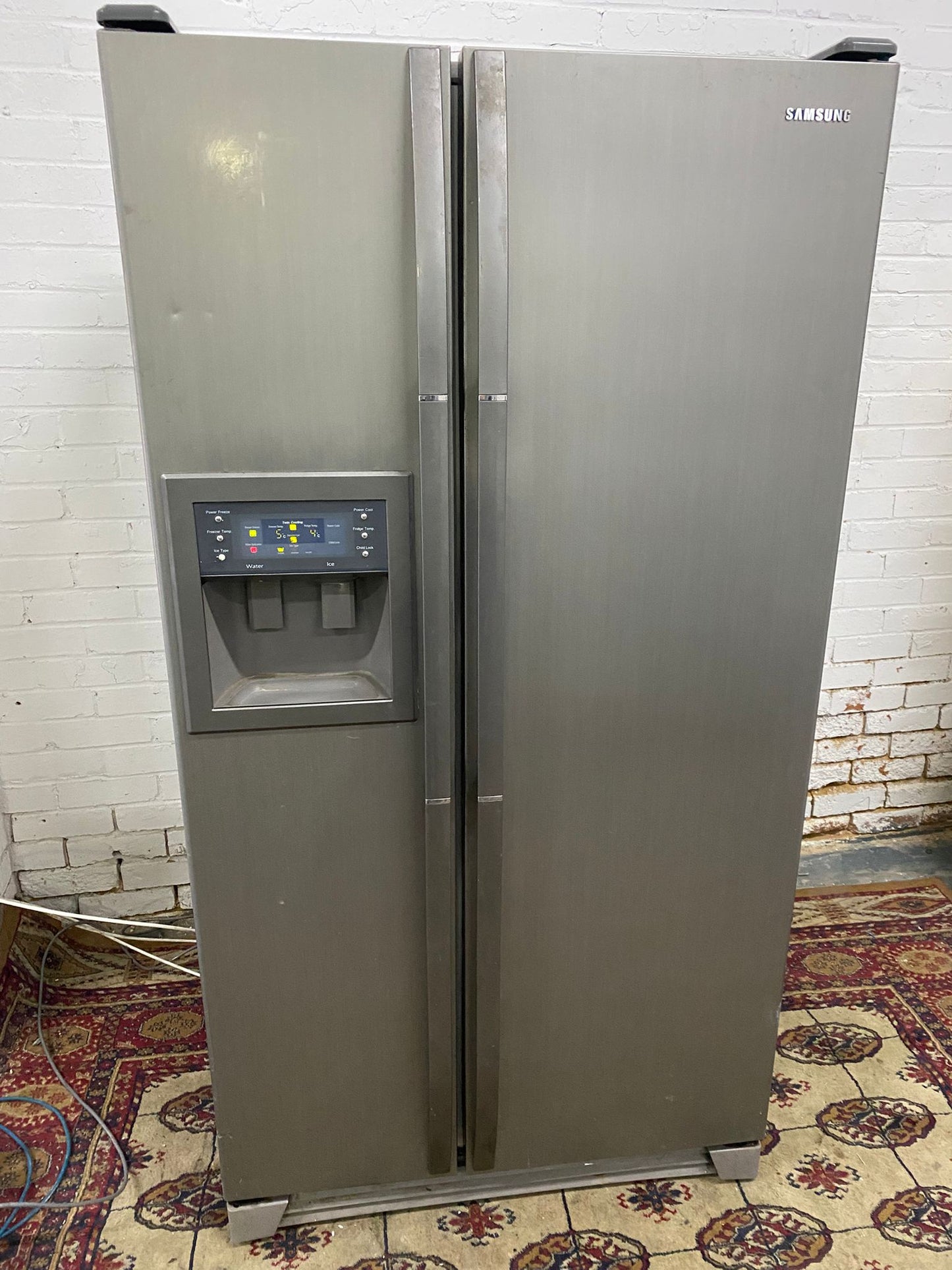 Beautiful Samsung Grey Samsung American With Ice/Water Dispenser Fridge Freezer For Sale