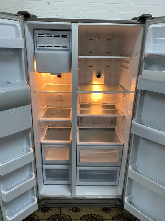 Beautiful Samsung Grey Samsung American With Ice/Water Dispenser Fridge Freezer For Sale