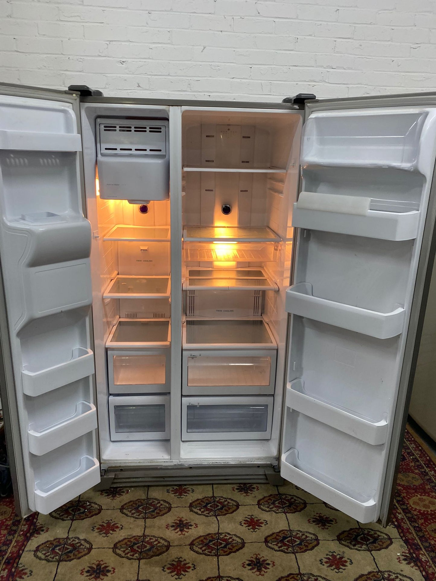 Beautiful Samsung Grey Samsung American With Ice/Water Dispenser Fridge Freezer For Sale