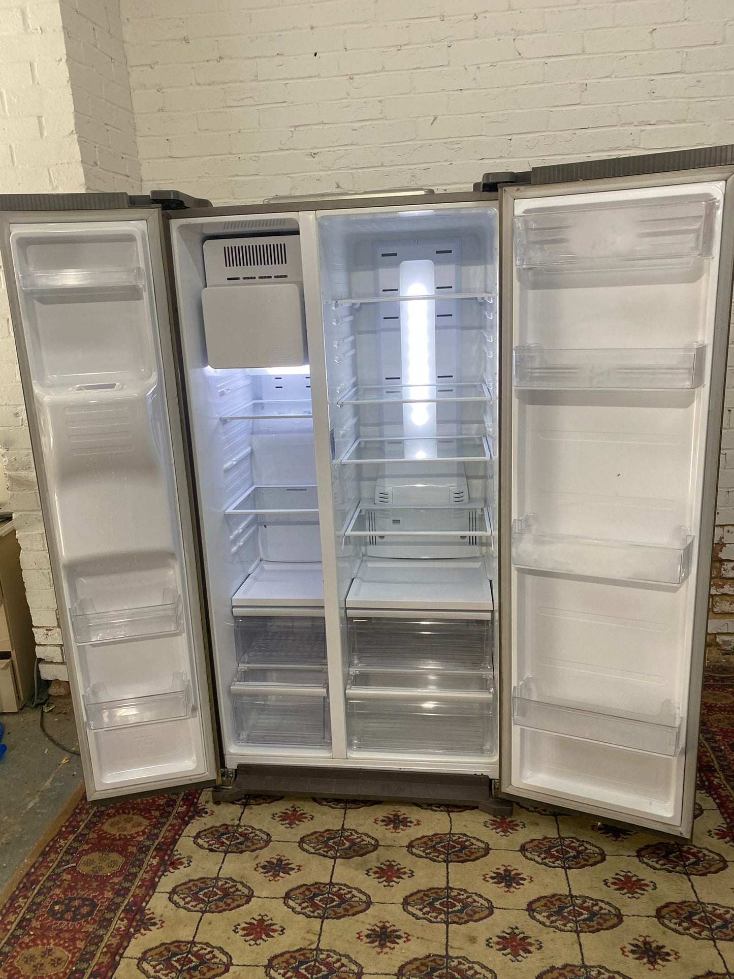 ✅🚚Beautiful Samsung Grey Samsung American With Ice/Water Dispenser Fridge Freezer For Sale