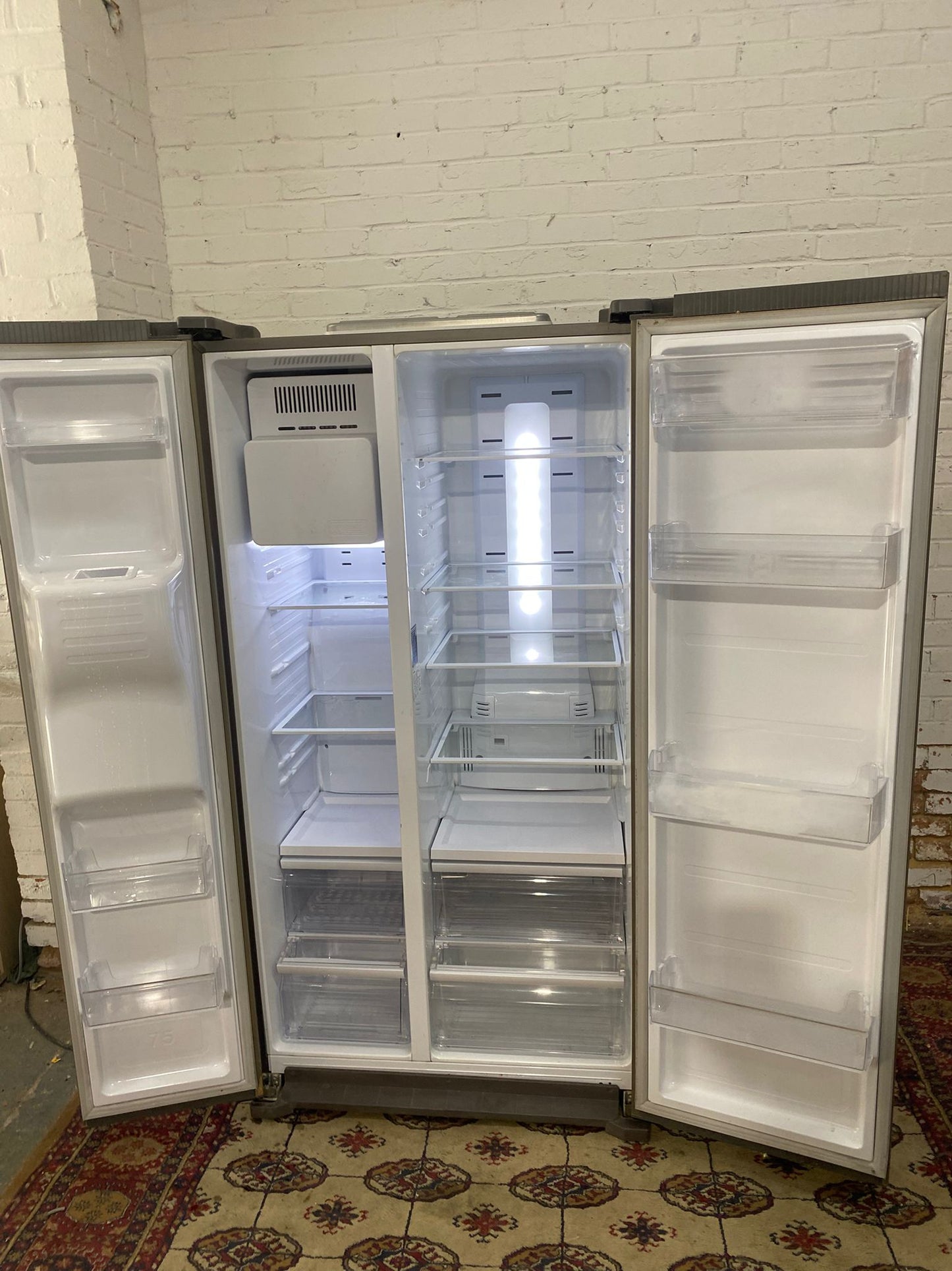 ✅🚚Beautiful Samsung Grey Samsung American With Ice/Water Dispenser Fridge Freezer For Sale