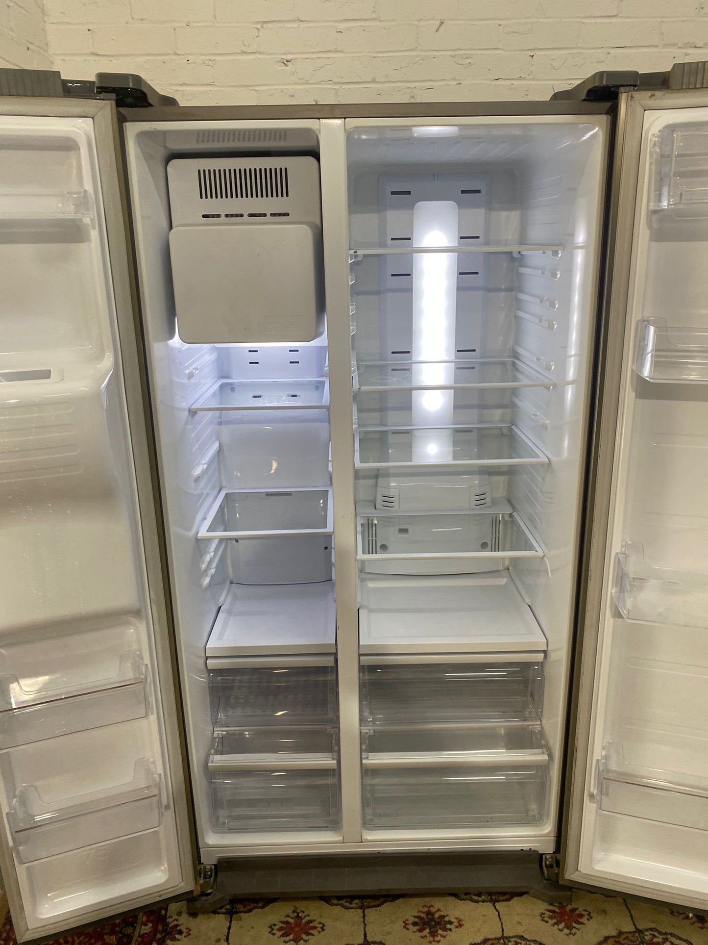 ✅🚚Beautiful Samsung Grey Samsung American With Ice/Water Dispenser Fridge Freezer For Sale
