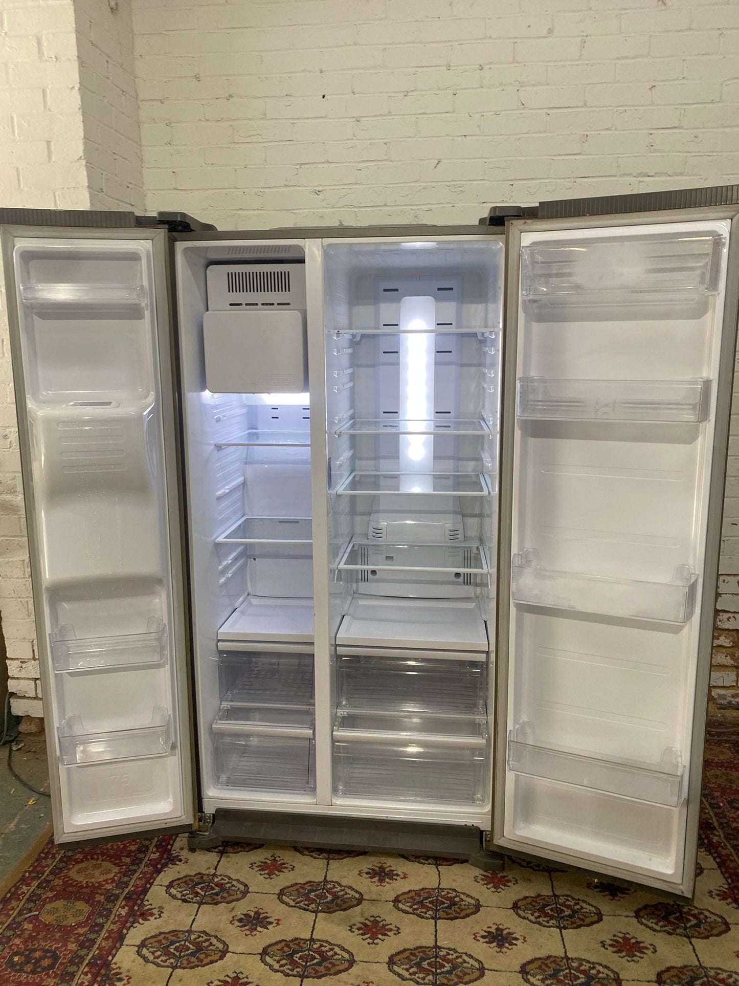 ✅🚚Beautiful Samsung Grey Samsung American With Ice/Water Dispenser Fridge Freezer For Sale