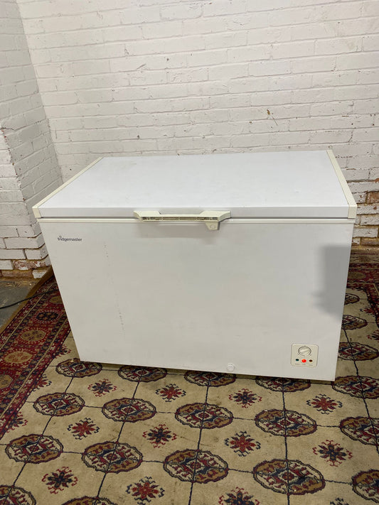 Beautiful FridgeMaster 300L Chest Freezer For Sale