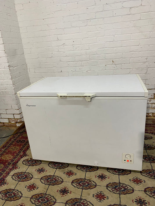 Beautiful FridgeMaster 300L Chest Freezer For Sale