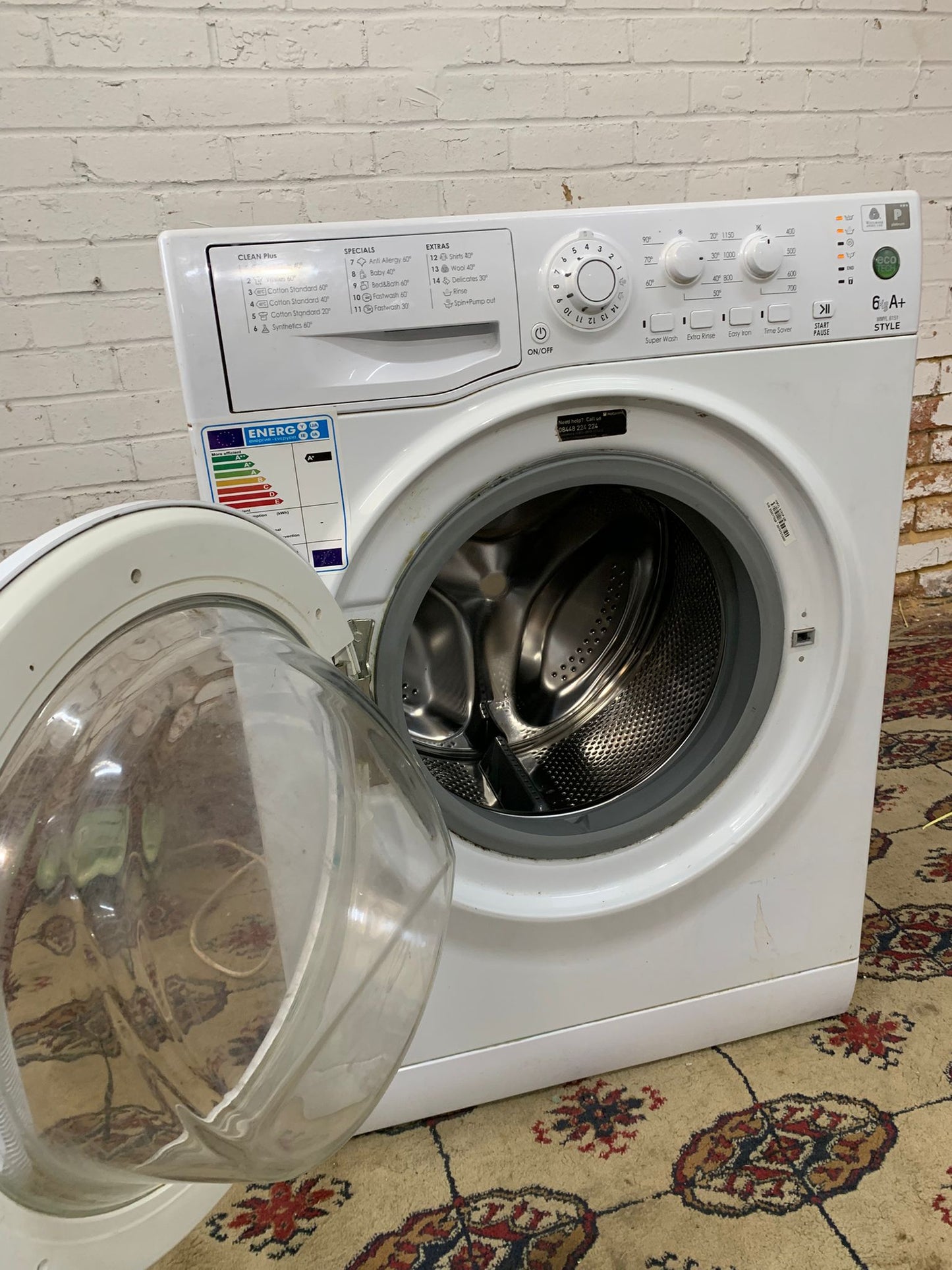 Beautiful HotPoint White Washing Machine For Sale