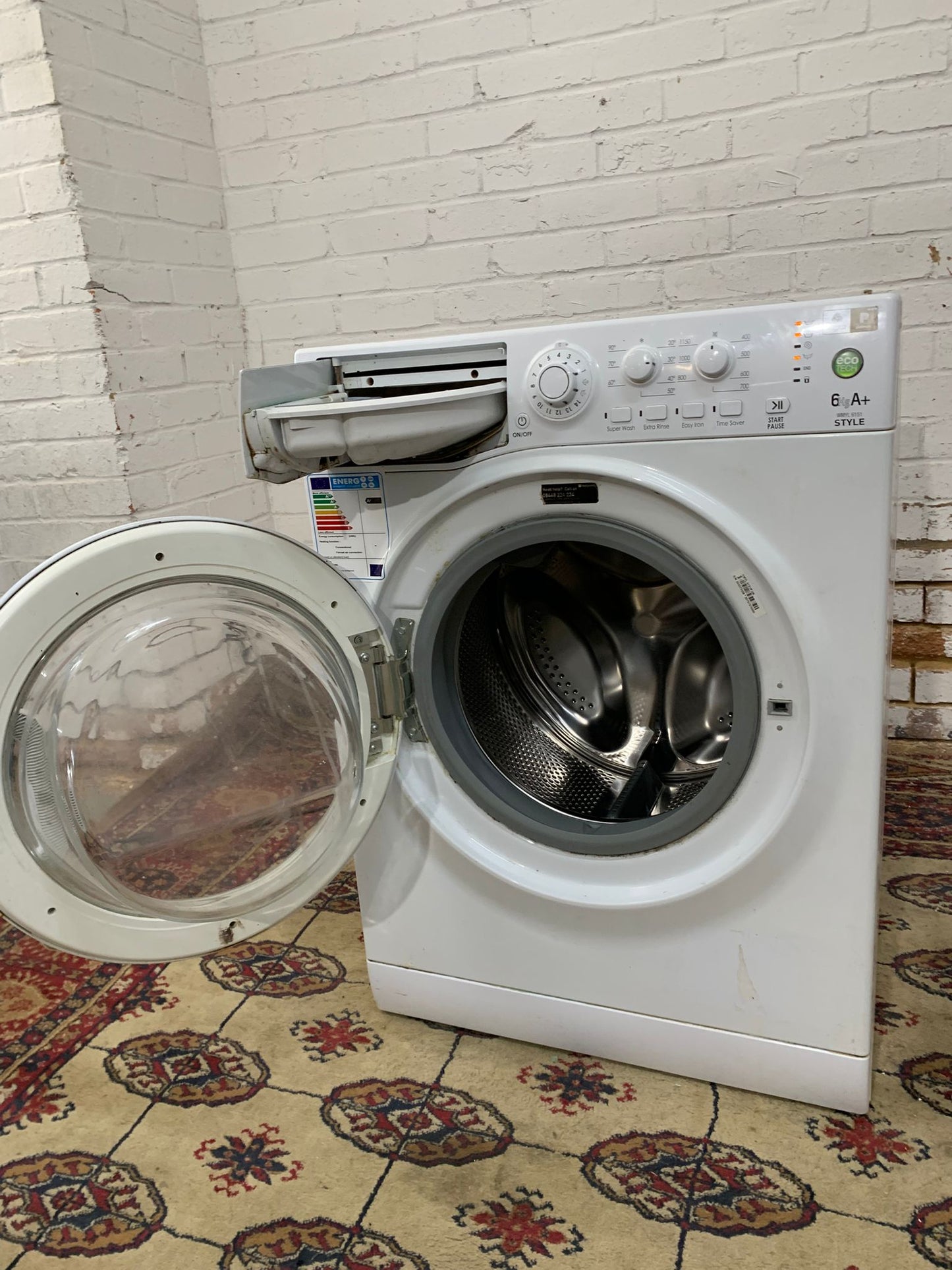 Beautiful HotPoint White Washing Machine For Sale