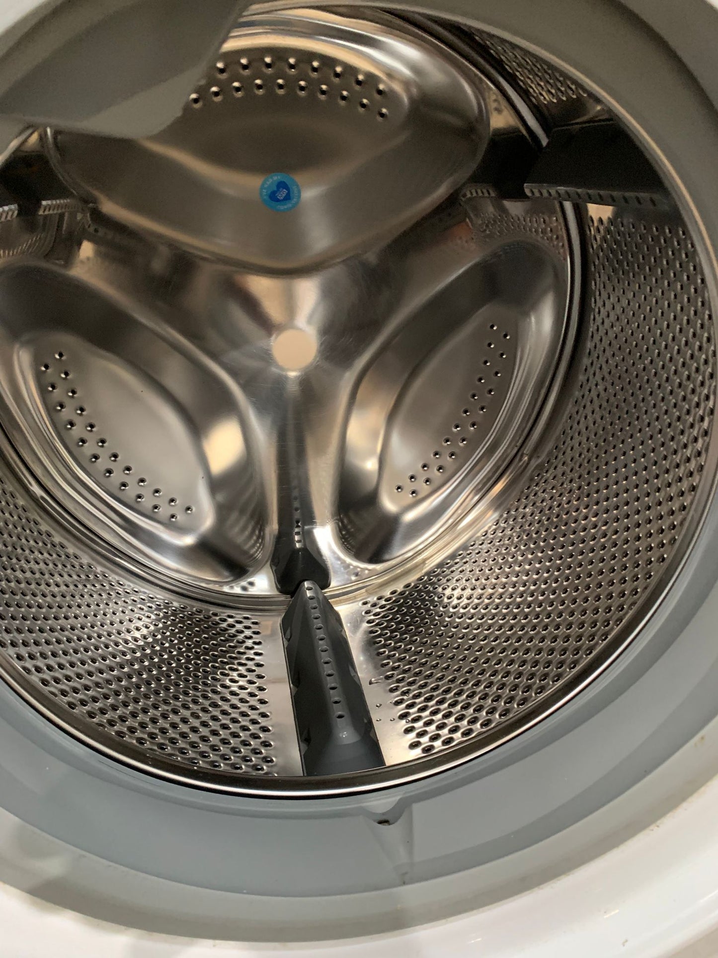 Beautiful HotPoint White Washing Machine For Sale