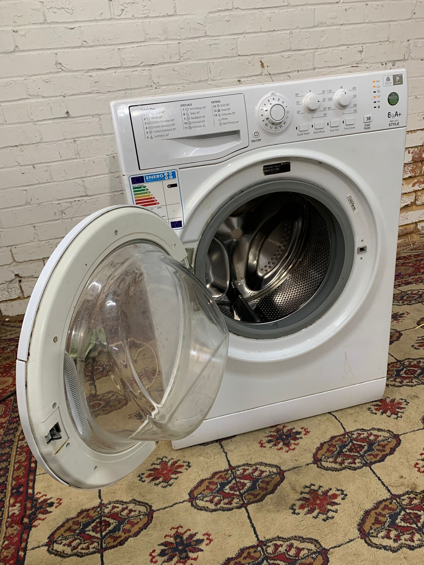 Beautiful HotPoint White Washing Machine For Sale