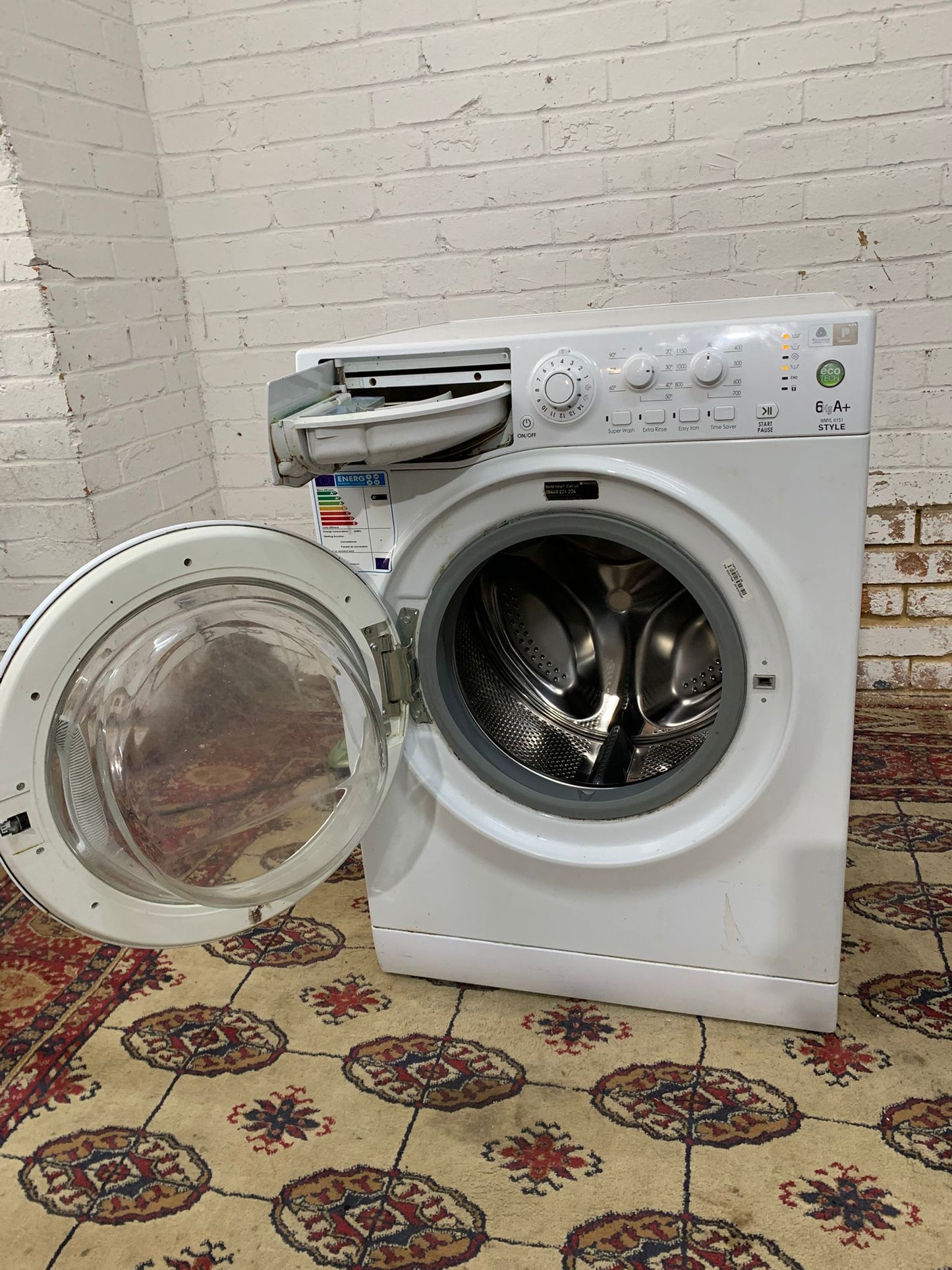 Beautiful HotPoint White Washing Machine For Sale