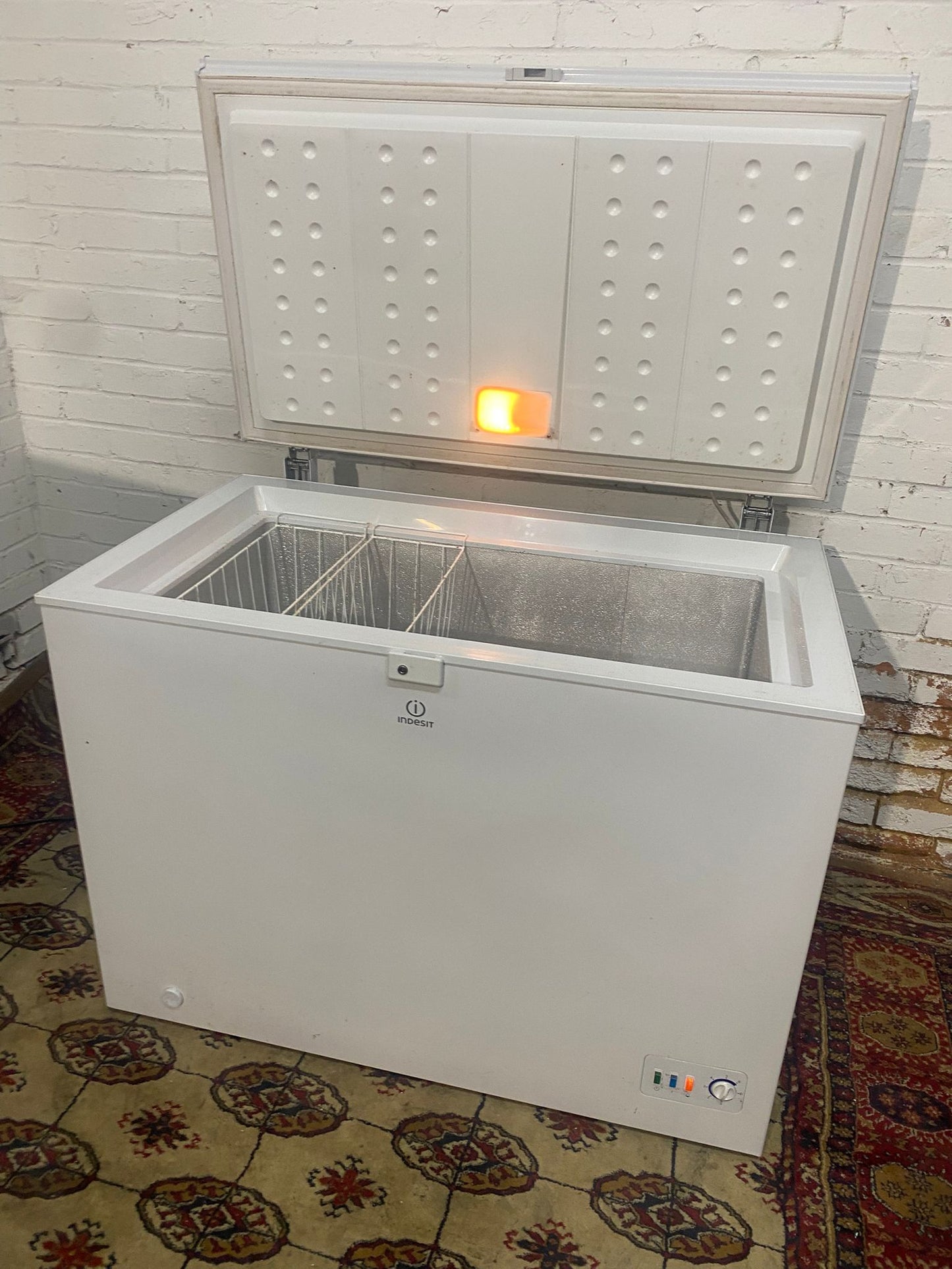 FREE DELIVERY Beautiful Indesit 280L Chest Freezer Frost Free For Sale